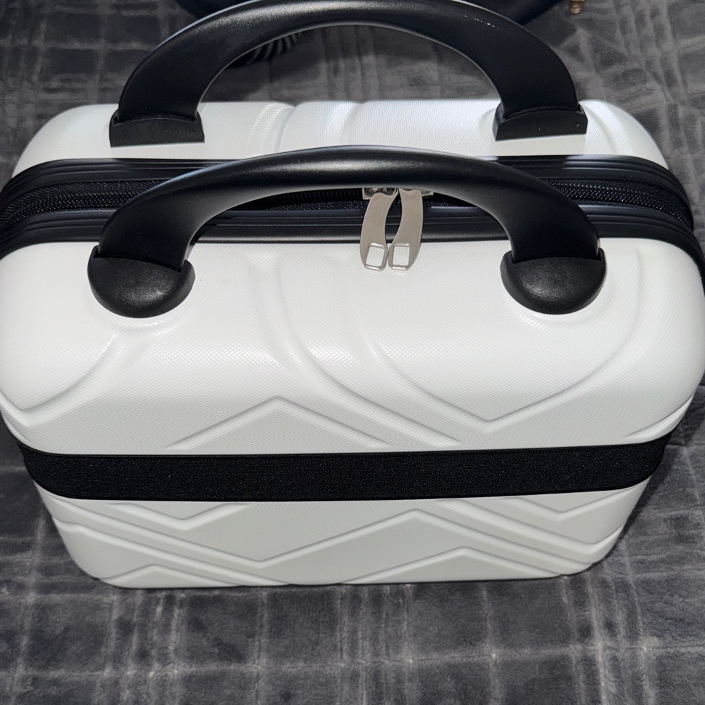 Hard Shell Cosmetic Case⭐️ - Picture 4 of 5